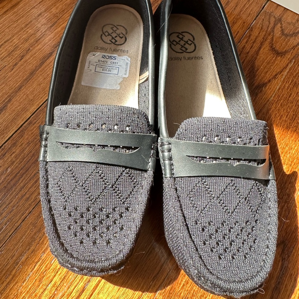 Daisy Fuentes Black Loafers with Textured Design